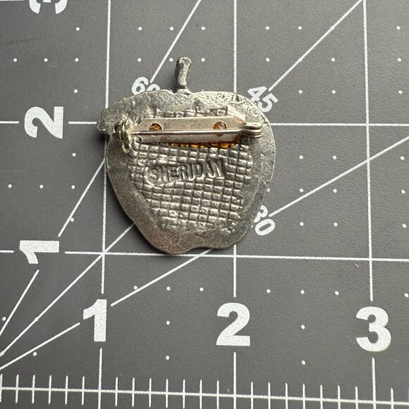 Vintage Sheridan Silver Tone Apple Brooch Pin With Leaf Detailing Antique Access - Picture 3 of 3